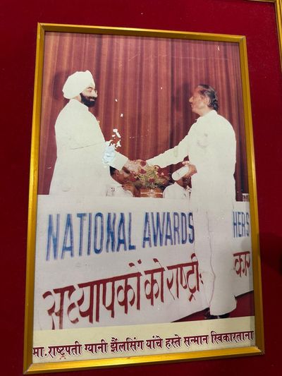 Receiving the honour at the hands of the President of India, Giani Zail Singh — National Award ceremony for teachers.