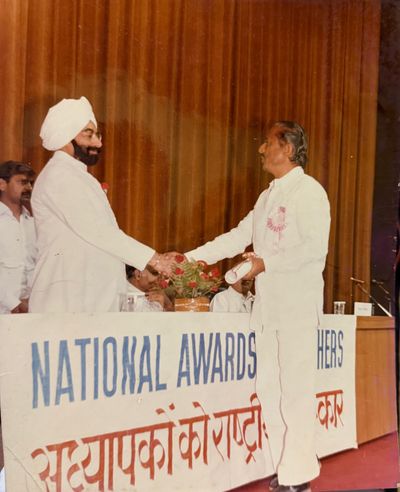 A. M. Jamadar receiving the National Award for Teachers at the hands of the President of India, Giani Zail Singh.